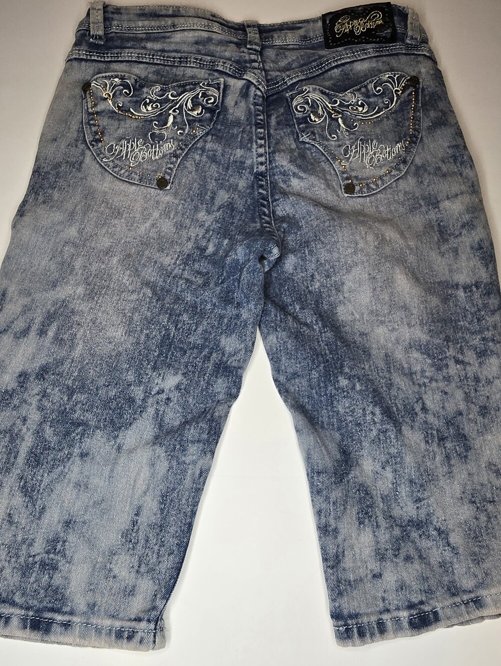 ​VINTAGE Y2K APPLE BOTTOMS EMBROIDERED DENIM SHORTS 3/4 Juniors